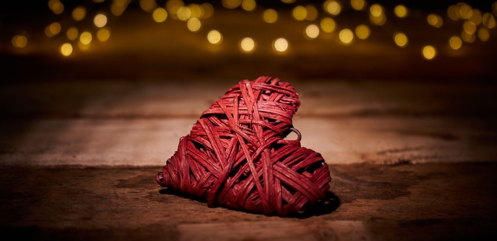 قلب مصنوع من الخيوط الحمراء