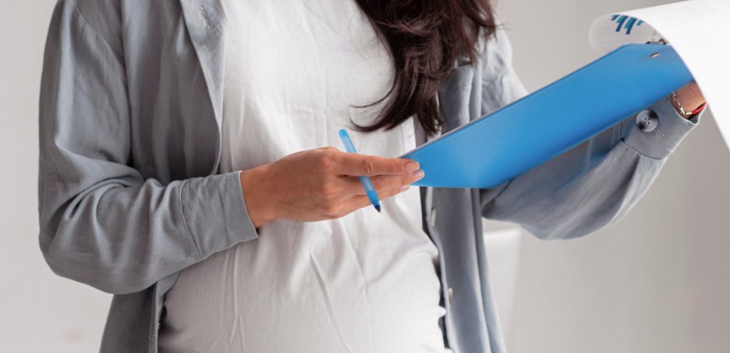 امرأة حامل تقرأ تقرير