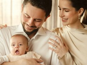 الأميرة إيمان تسرق الأضواء في لحظة عائلية دافئة مع جدها الملك!