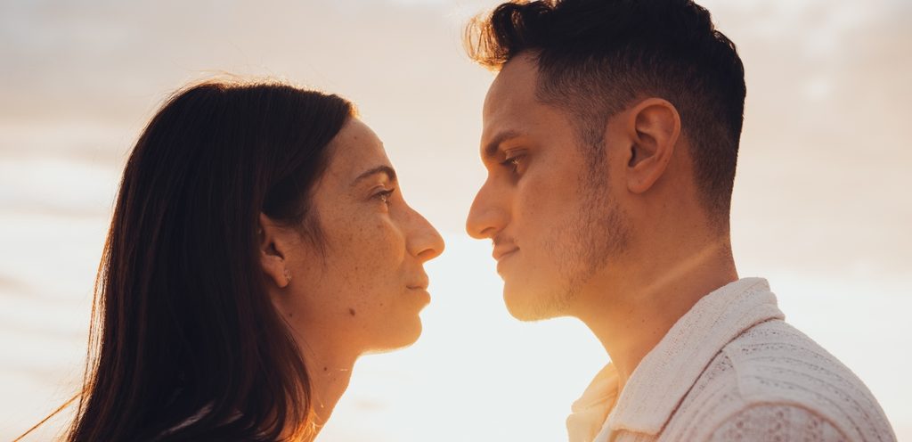 امرأة ورجل ينظران إلى بعضهما البعض