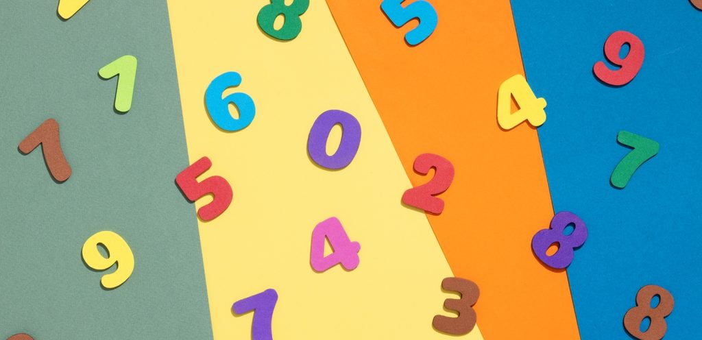 مجموعة من الأرقام الملونة