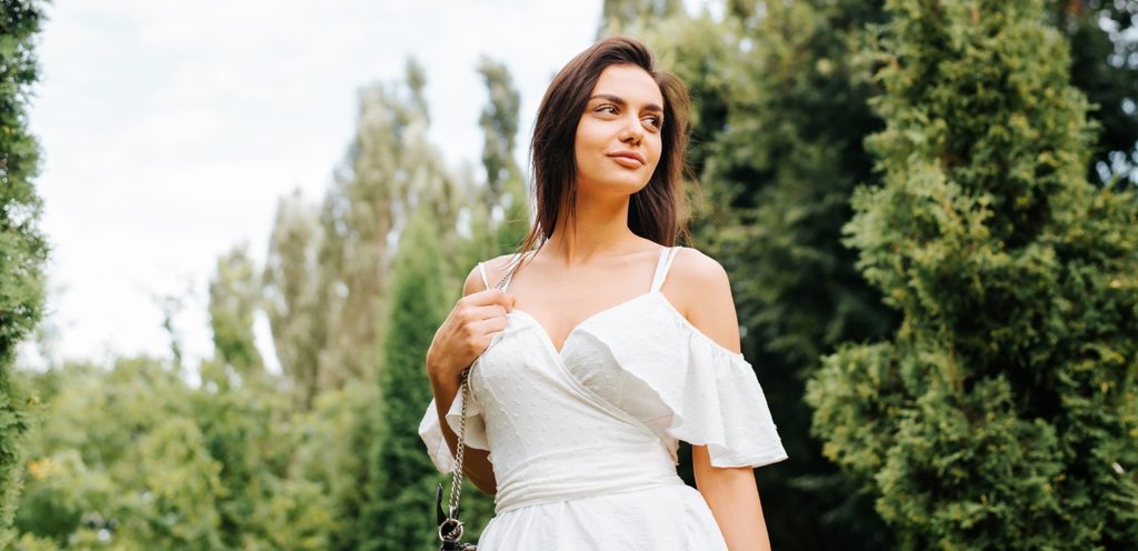 امرأة سعيدة ترتدي فستانًا أبيض