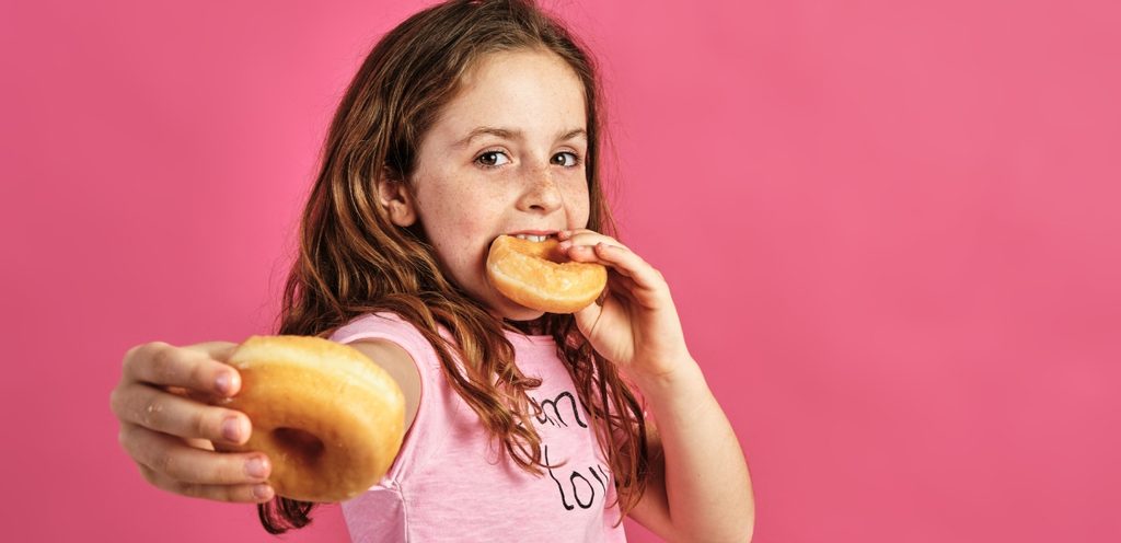 طفلة تأكل الدوناتس