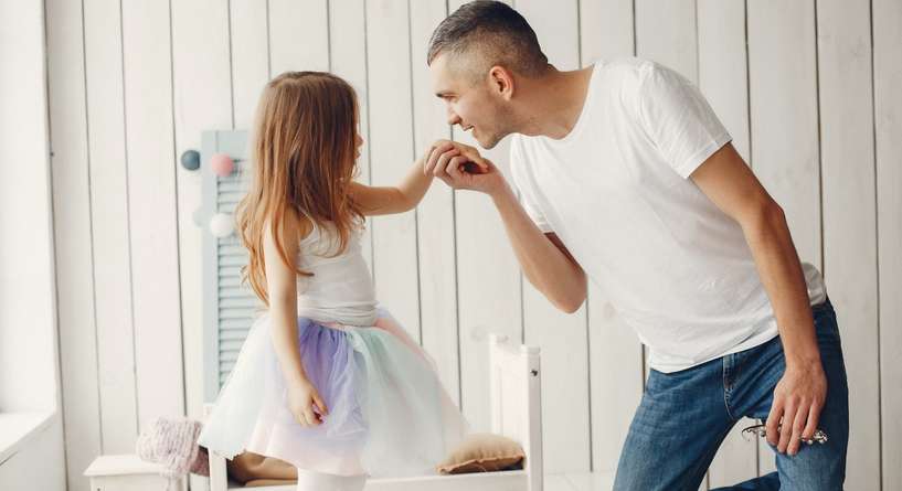 كيف تصنع من ابنتك امرأة واثقة في المستقبل؟