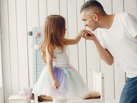 كيف تصنع من ابنتك امرأة واثقة في المستقبل؟