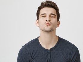 عض الشفاه في لغة الجسد للرجل​