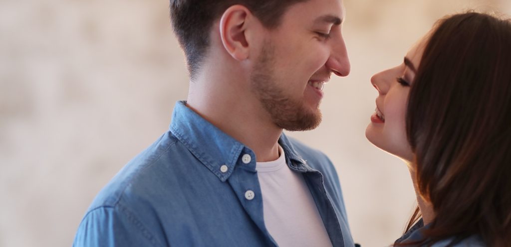 امرأة ورجل ينظران إلى بعضهما البعض