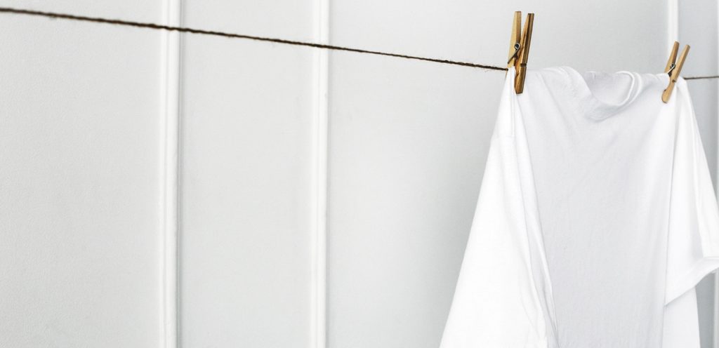 تعليق كنزة على حبل الغسيل