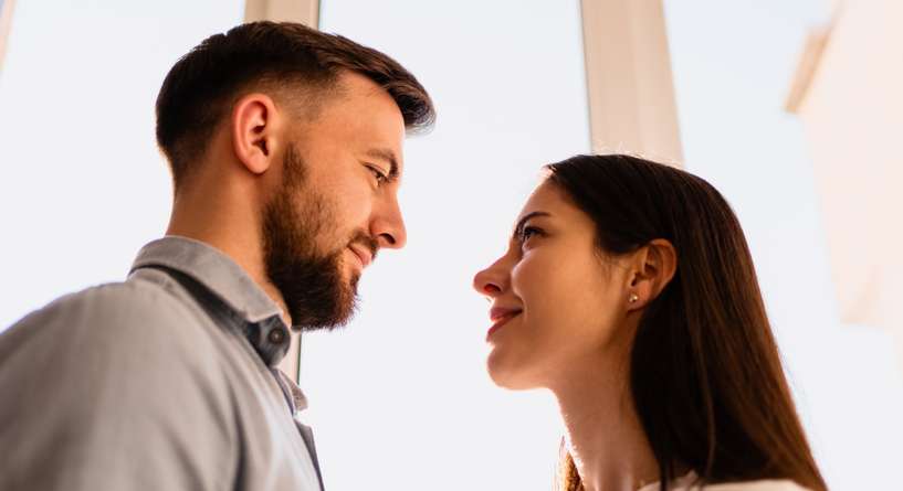 تحديق المرأة في عيون الرجل​