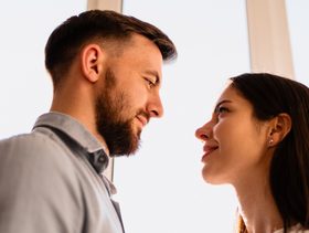 تحديق المرأة في عيون الرجل​