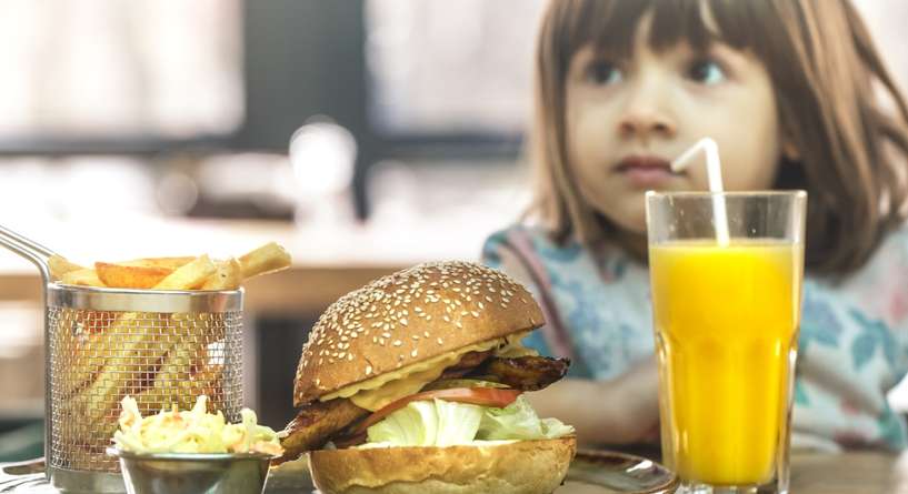 5 أطعمة شائعة تخفّض معدل ذكاء طفلك.. الأخيرة ستفاجئك!