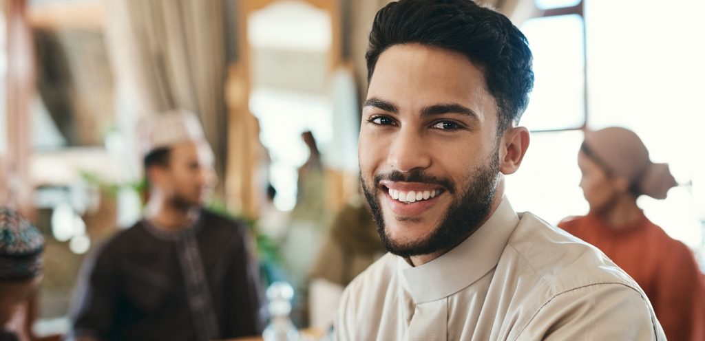 رجل عربي سعيد