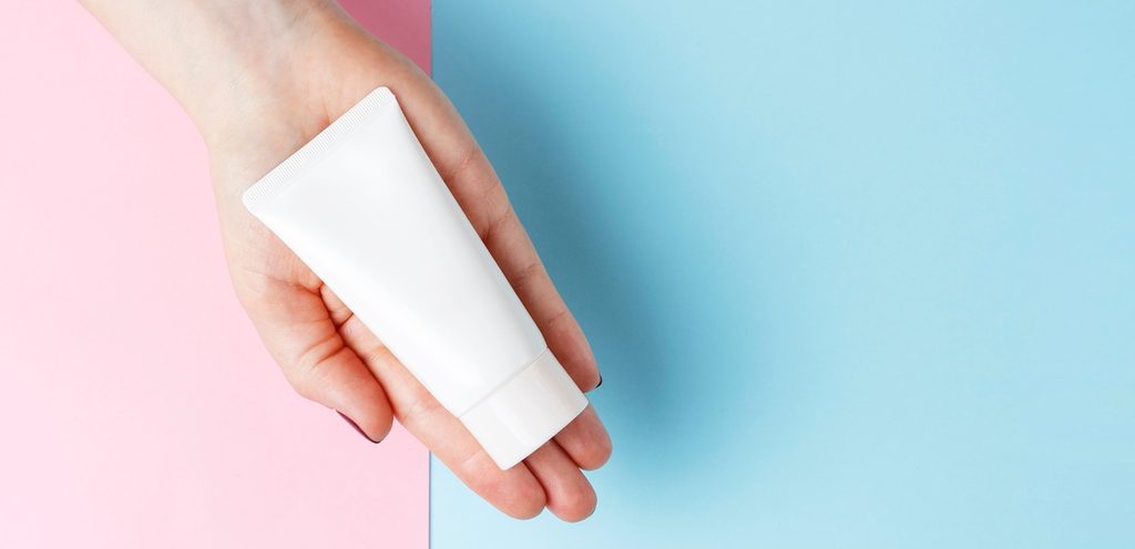 امرأة تمسك مرهم