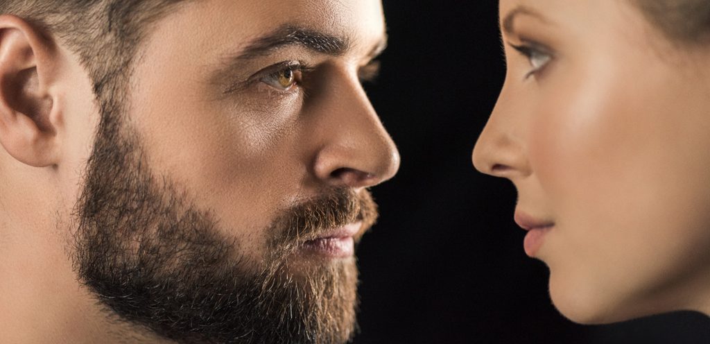 امرأة ورجل ينظران إلى بعضهما البعض عن قرب