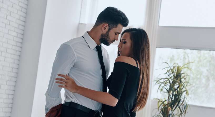 علامات تدل على ان الرجل يشتهيك​