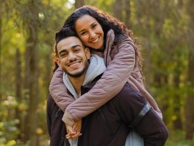علامات حب الرجل للمرأة بجنون​
