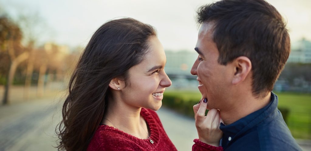 امرأة ورجل ينظران إلى بعضهما البعض