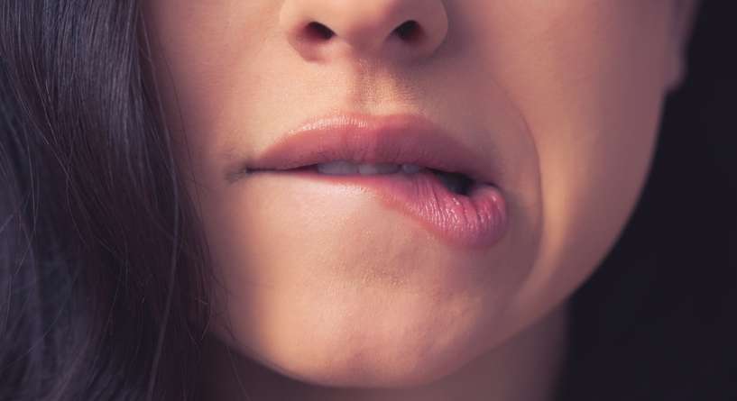 عض الشفة السفلى في علم النفس​
