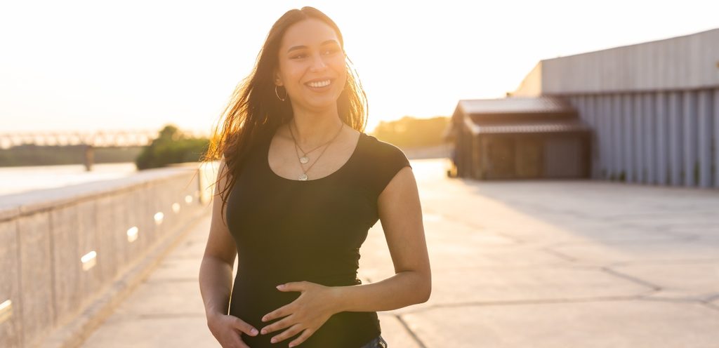 امرأة حامل مبتسمة