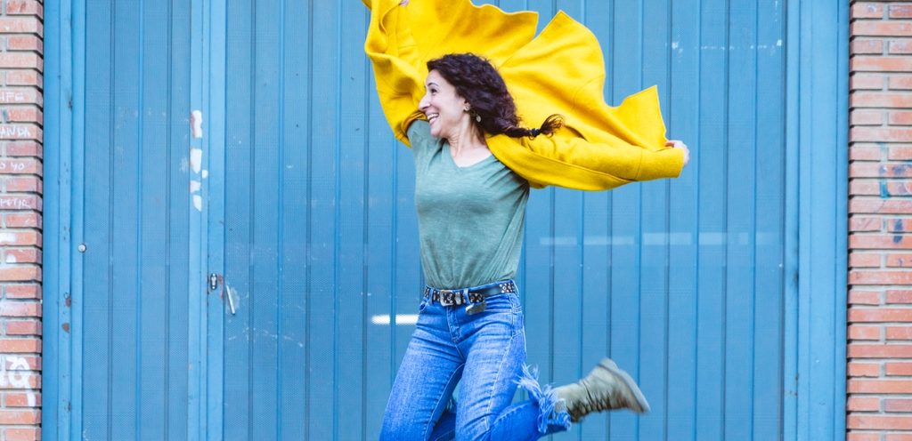 امرأة سعيدة تقفز عاليًا