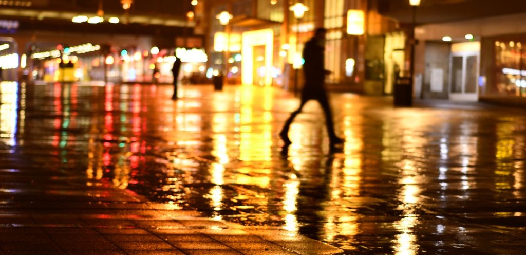 أشخاص يمشون تحت المطر