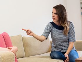 خطأ تربوي تقع فيه كل أم يجعل طفلكِ خائفًا مدى الحياة!