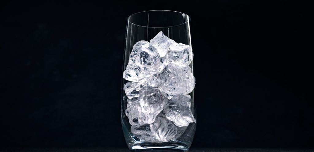 كأس يحتوي مكعبات من الثلج