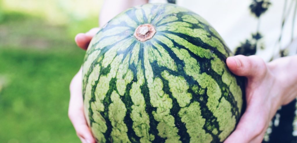 امرأة تحمل بطيخة