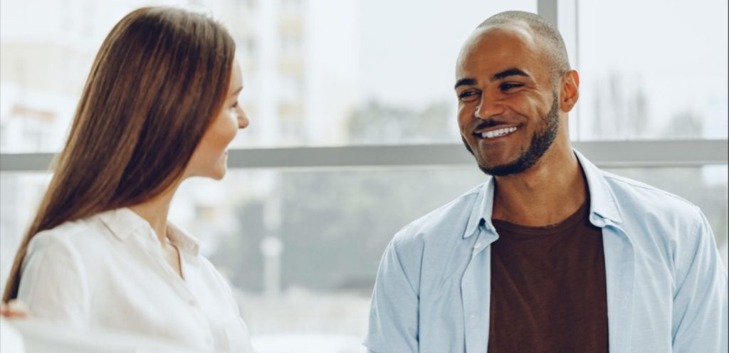 امرأة رجل يضحكان