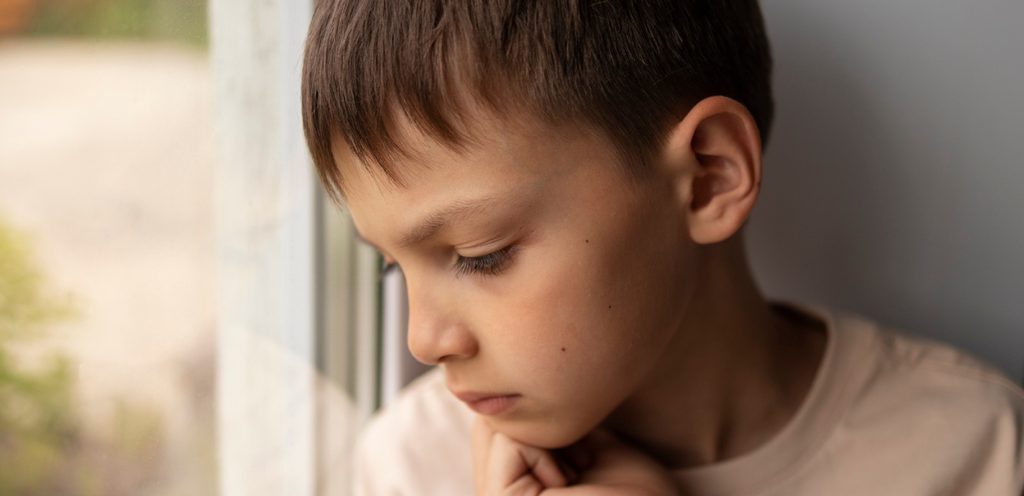 طفل حزين