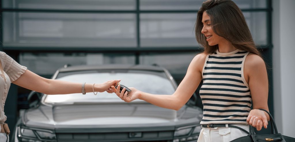 امرأة تستلم مفاتيح سيارة جديدة
