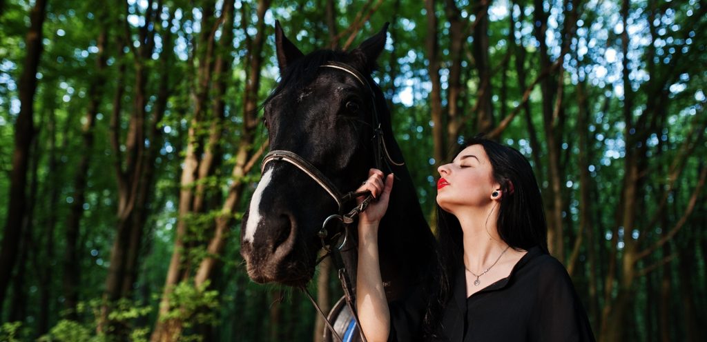 امرأة وحصان