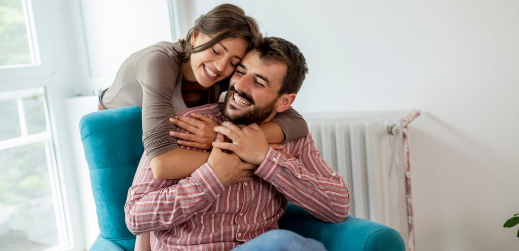 امرأة ورجل سعيدان