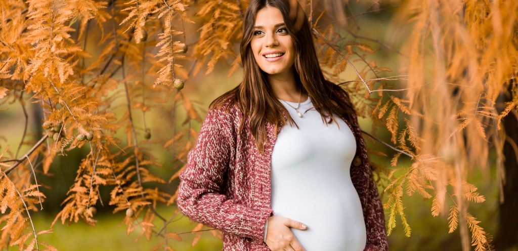 امرأة حامل مبتسمة