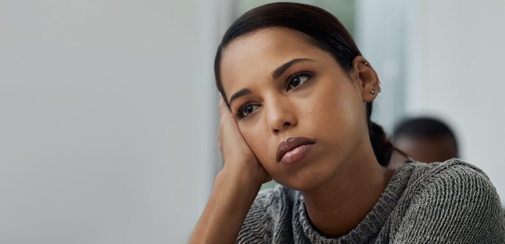 امرأة حزينة