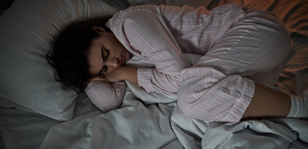 امرأة نائمة في السرير