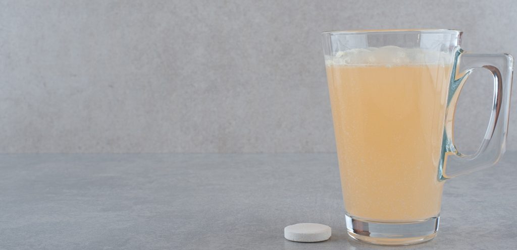 كاسة من الماء وقرص الفوار