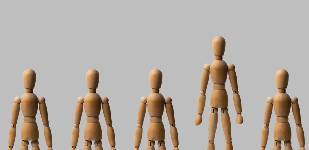 أشكال خشبيّة لأشخاص