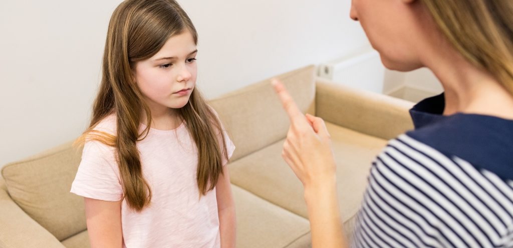 أم توبّخ طفلتها