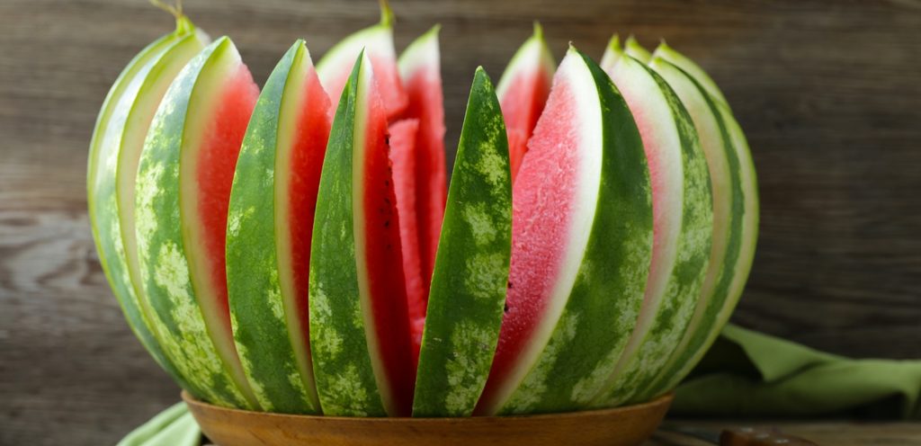 بطيخة مقطّعة