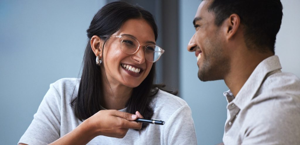 امرأة رجل يضحكان