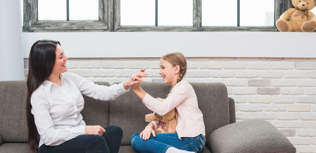 أم وابنتها جالستان على الكنبة