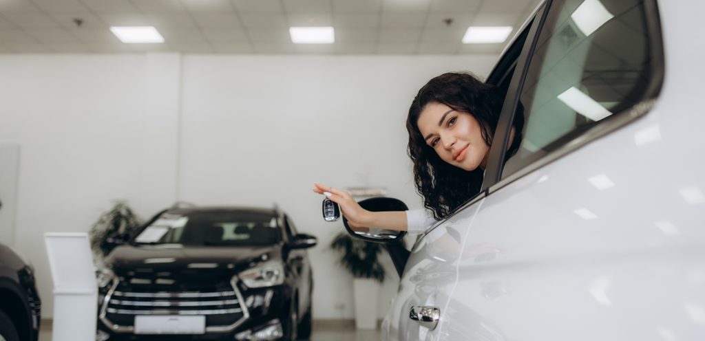 امرأة في سيارتها تمسك مفتاح