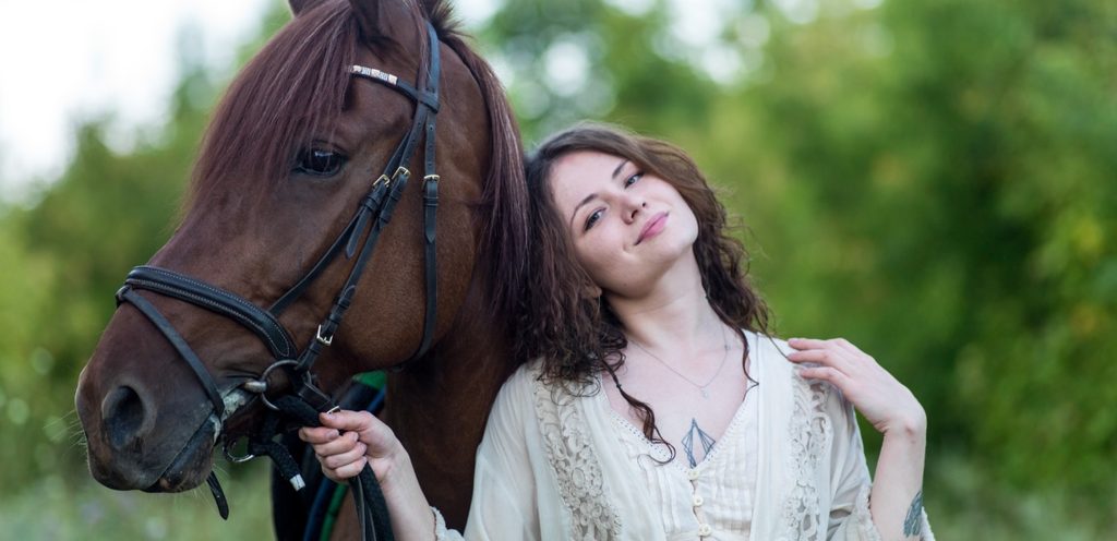 امرأة وحصان