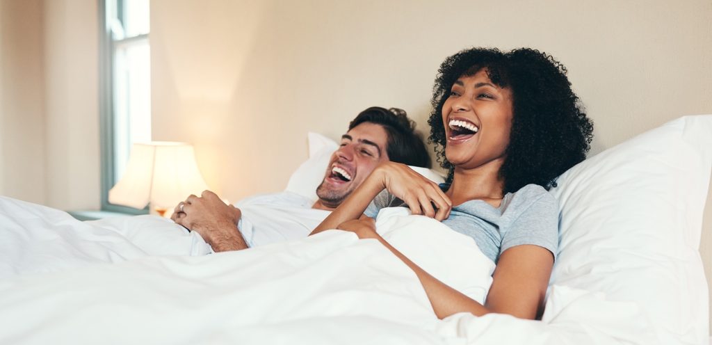 امرأة ورجل سعيدان على السرير
