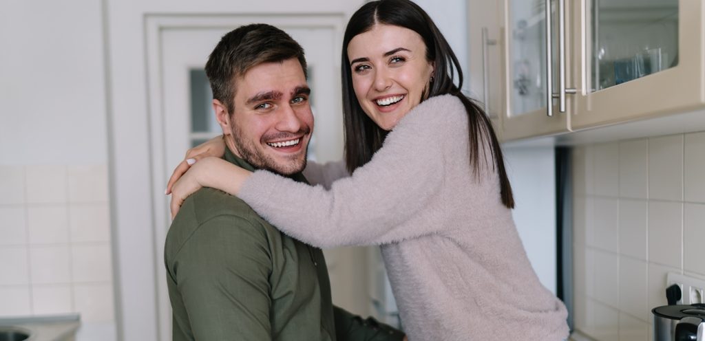 امرأة ورجل سعيدان