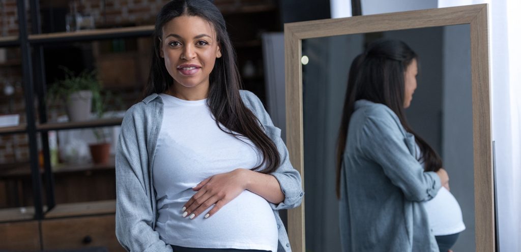 امرأة حامل مبتسمة