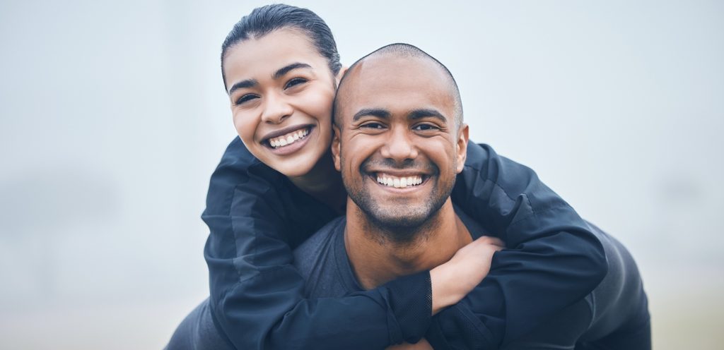 رجل يحمل امرأة على كتفيه