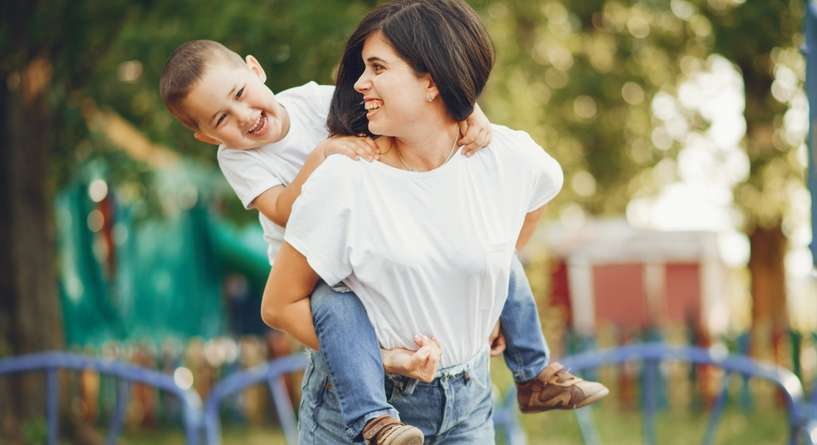الخطأ التربوي الذي نرتكبه يوميًا بدون أن ندري! هل تفعلينه مع طفلكِ؟
