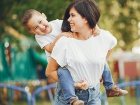 الخطأ التربوي الذي نرتكبه يوميًا بدون أن ندري! هل تفعلينه مع طفلكِ؟